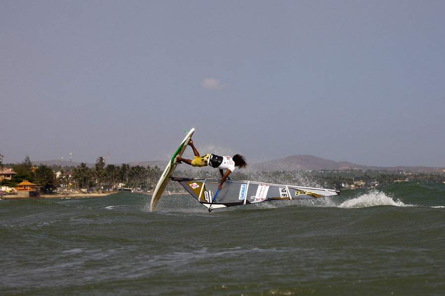 V11 fs Kiri Thode action Kiri Thode action