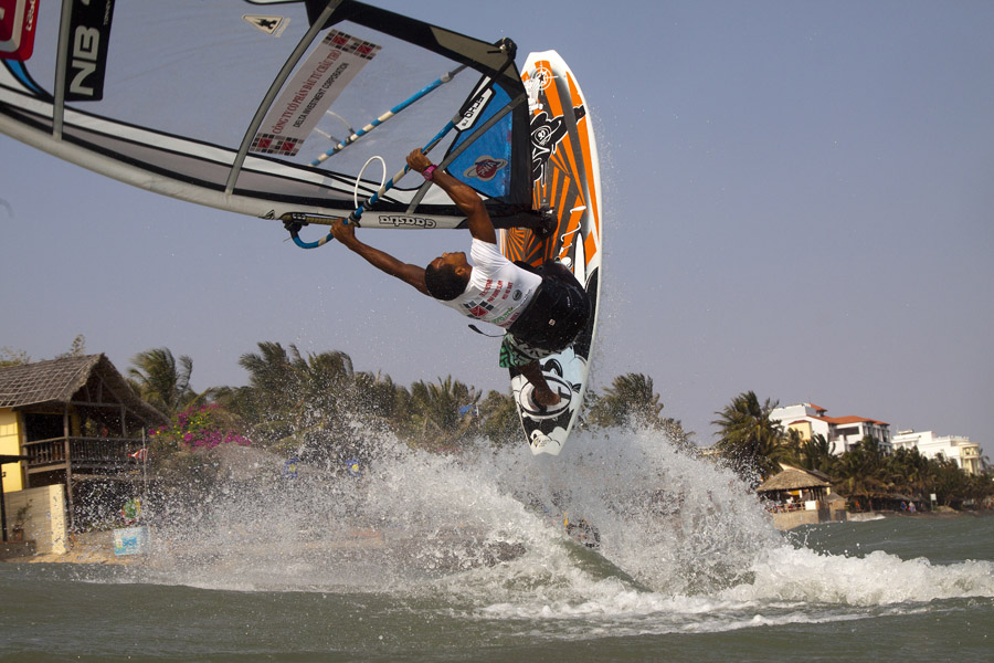 V11 fs Tonky action Tonky action