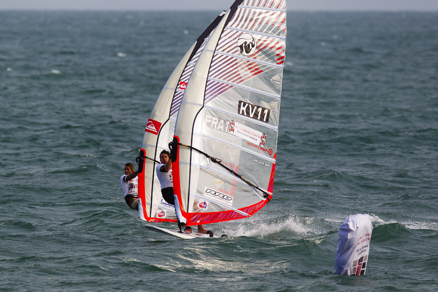 V11 sl Maynard and Albeau duel it out Maynard and Albeau duel it out