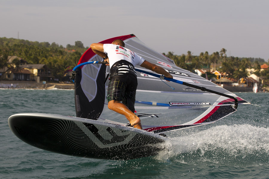 V11 sl Peter Volwater lays it down Peter Volwater lays it down