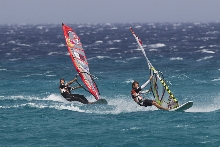 F11 sl Moussilmani takea Dunkerbeck on the home straight Moussilmani takea Dunkerbeck on the home straight