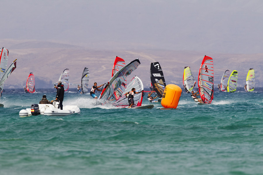 F11 sl A busy day on the race course A busy day on the race course