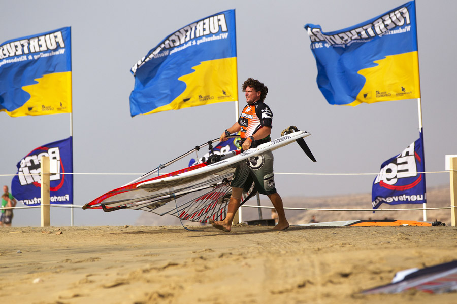 F11 ls Maynard heads to the office Maynard heads to the office