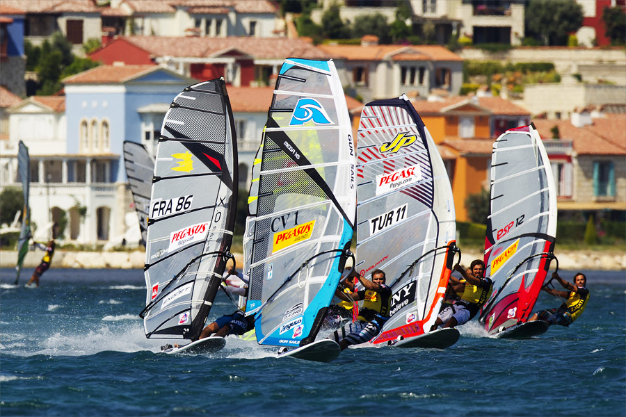 T11 sl Josh holds off the pack Josh holds off the pack