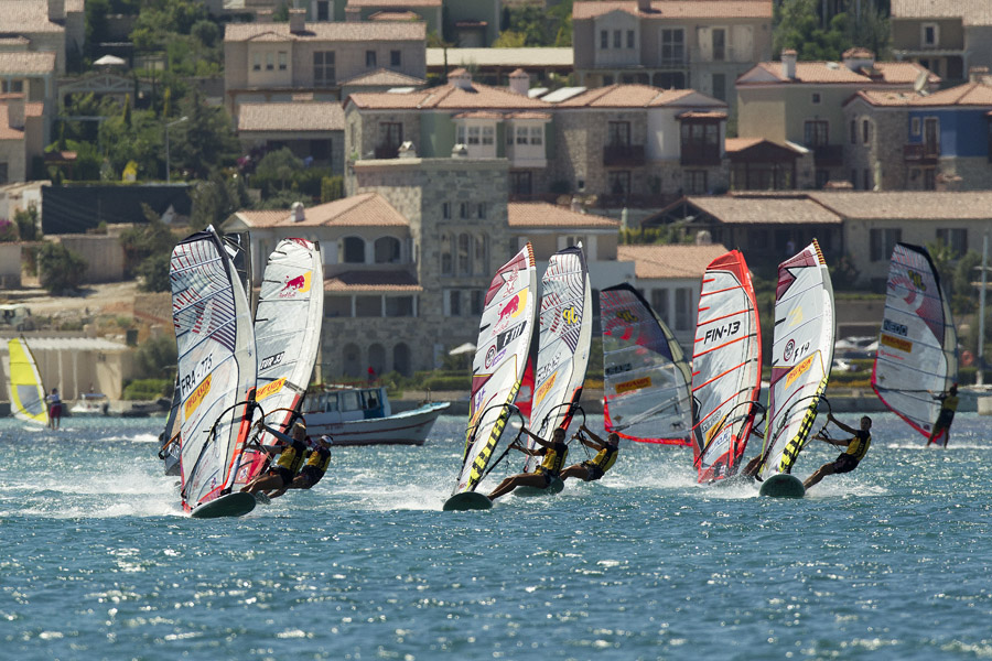 T11 sl First reach action from the women First reach action from the women