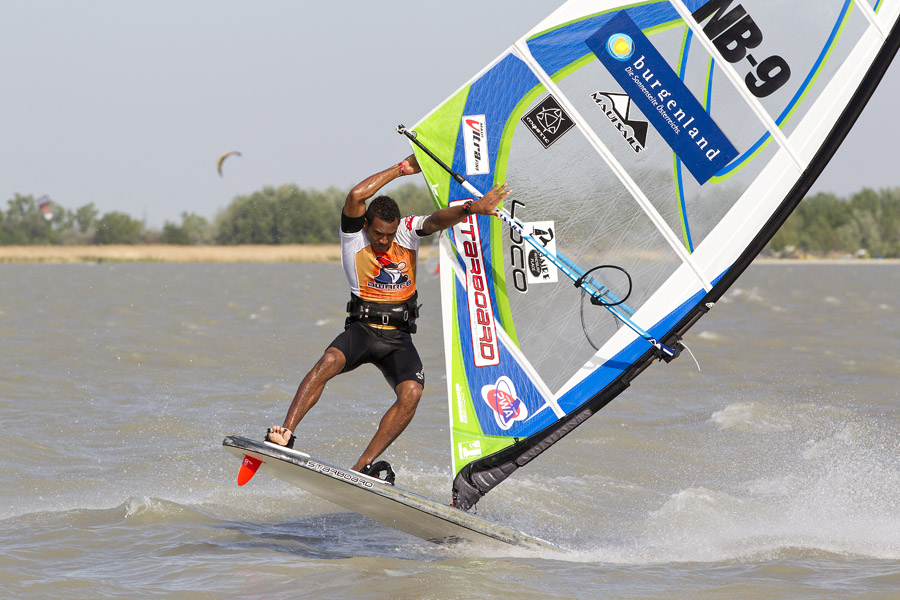 AT12 fs Frans ducks under Frans ducks under