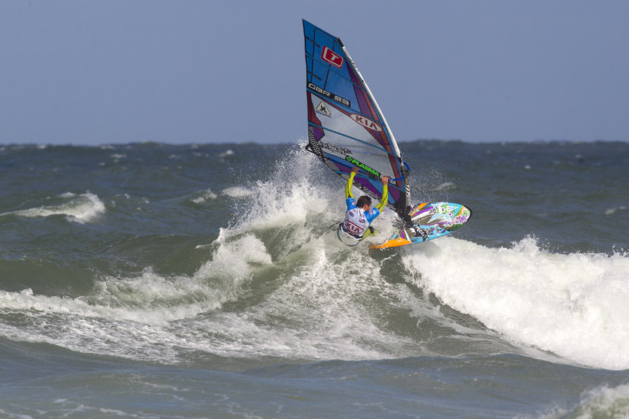 D12 wv Williams smacks it Williams smacks it