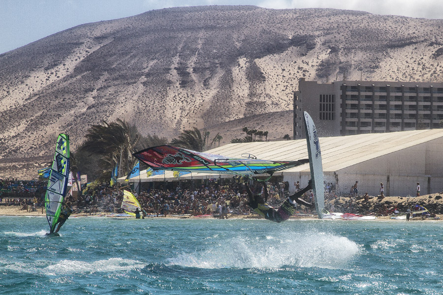 F12 fs Kirri in front of the crowds Kirri in front of the crowds