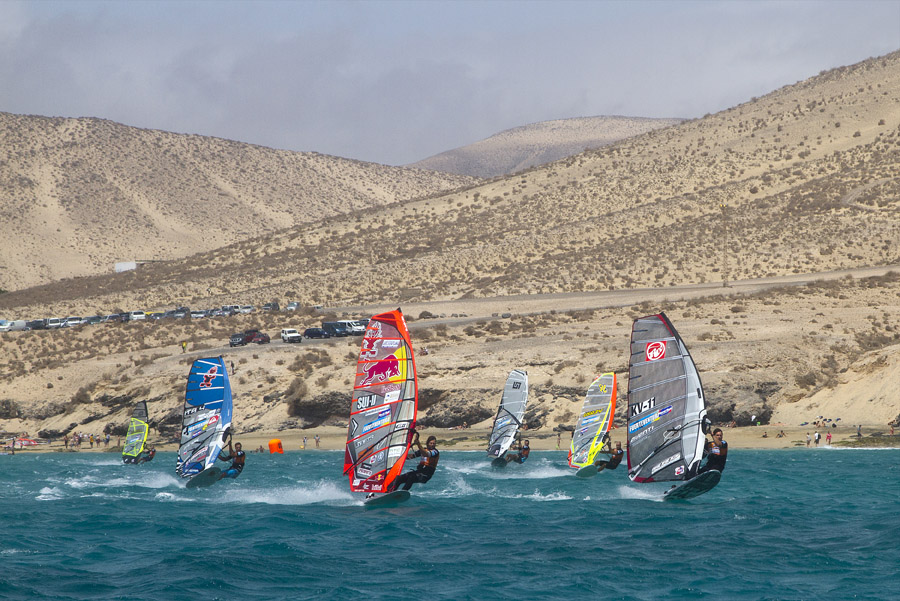 F12 sl Maynard fends off Dunkerbeck Maynard fends off Dunkerbeck