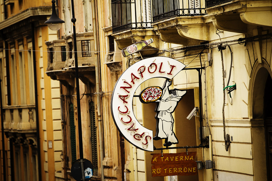 IT12 ls Pizza this way! Pizza this way!