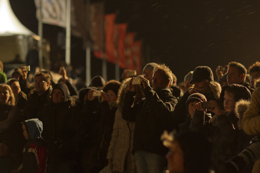 S12 ls The crowds check the action The crowds check the action