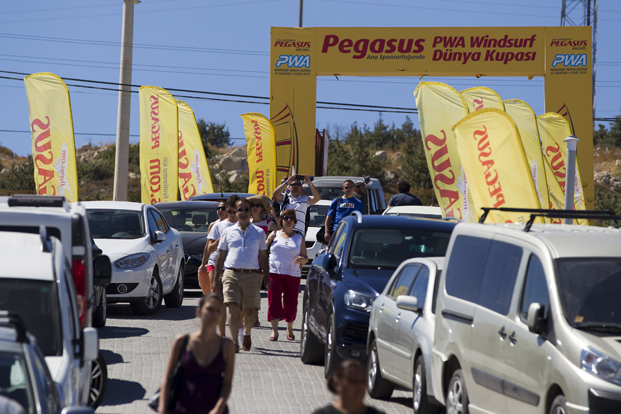 T12 ls The crowds roll in The crowds roll in