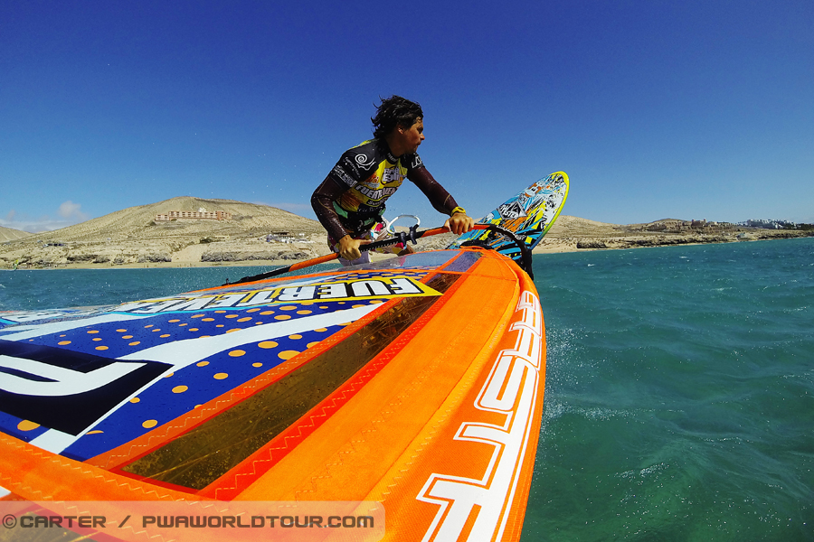 F13_fs_Ruenes goes off Ruenes foes off