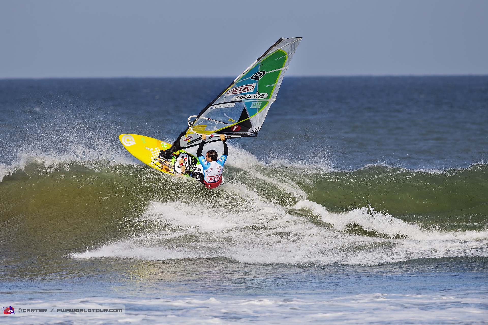 Brawzinho attacks the wave