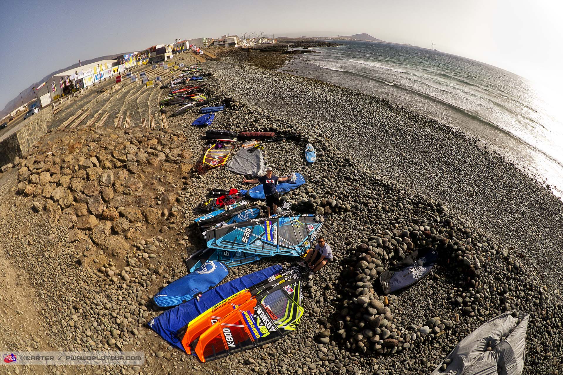 Simmer team rigging up