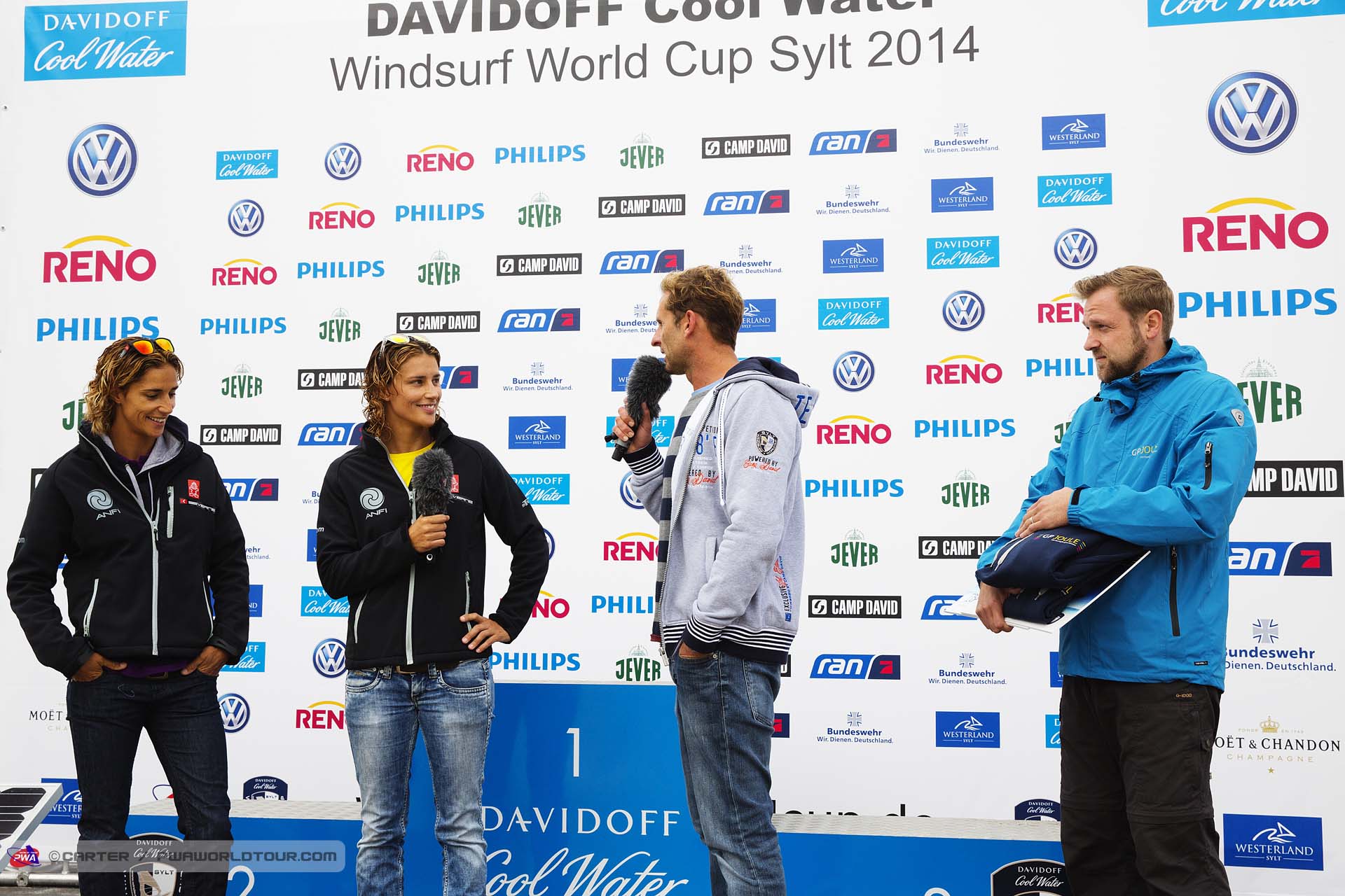 Moreno sisters on stage