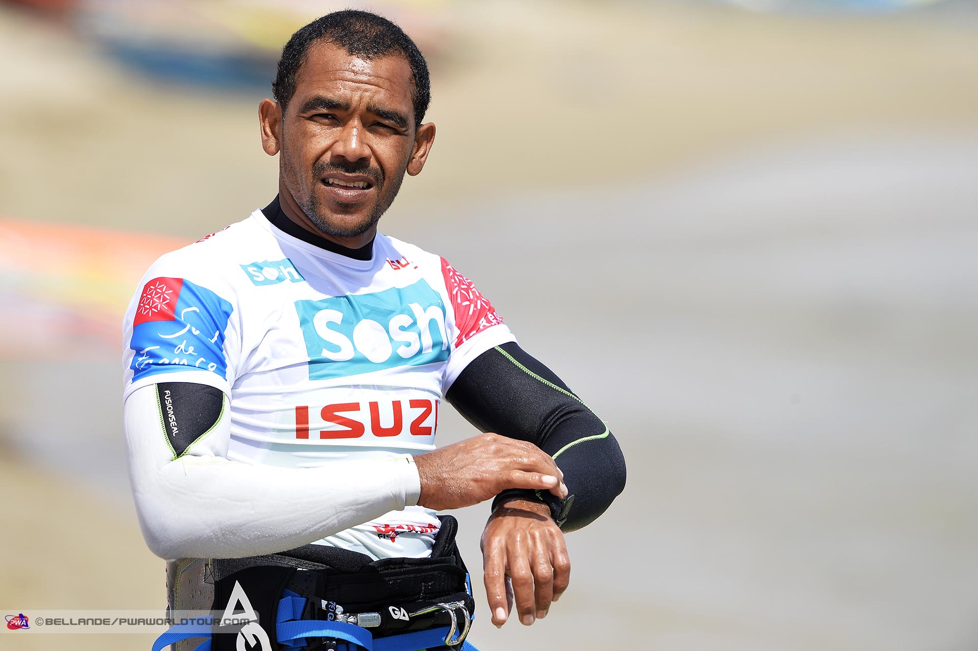 Tonky Frans checking time