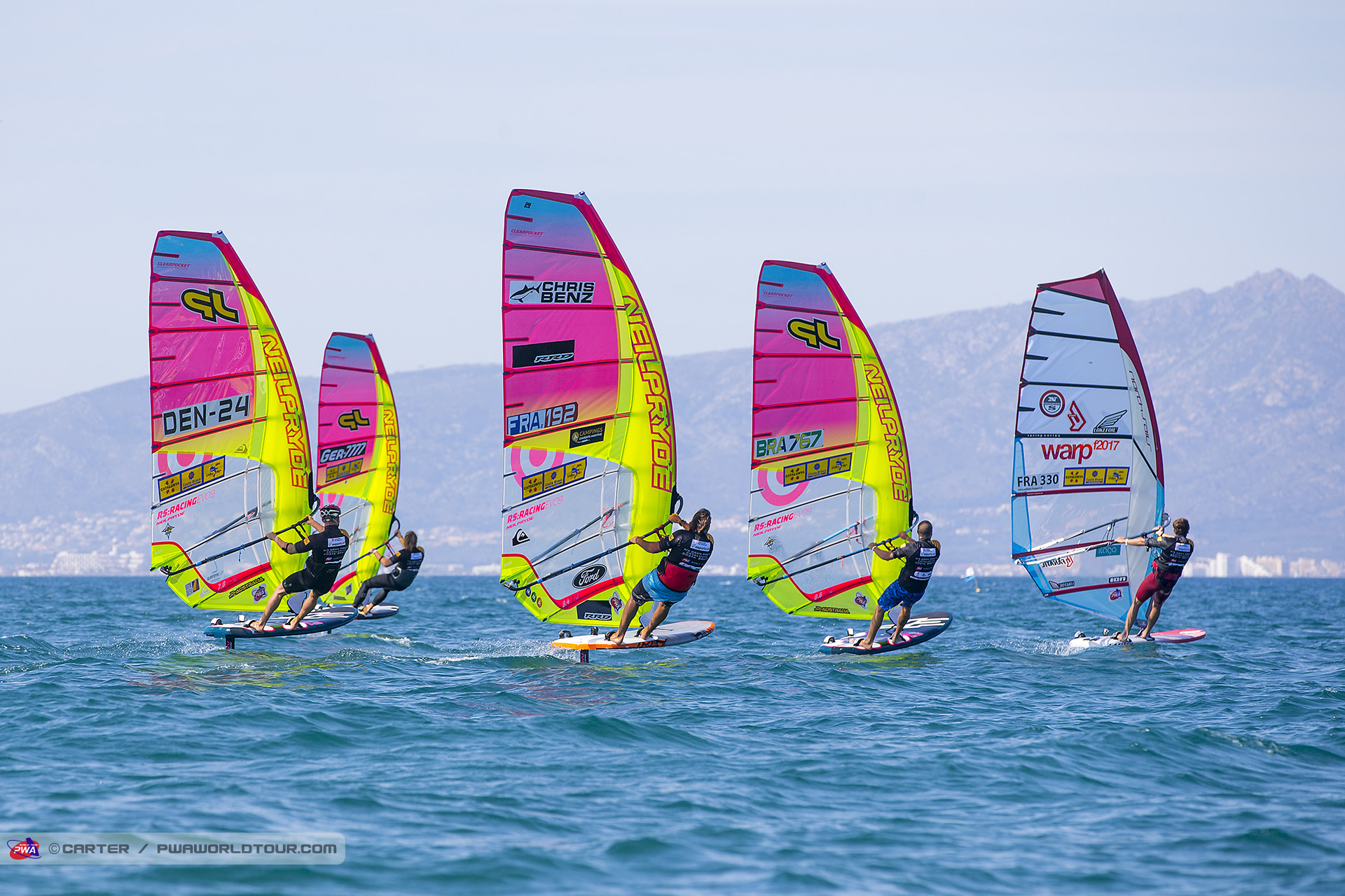 Light wind foiling