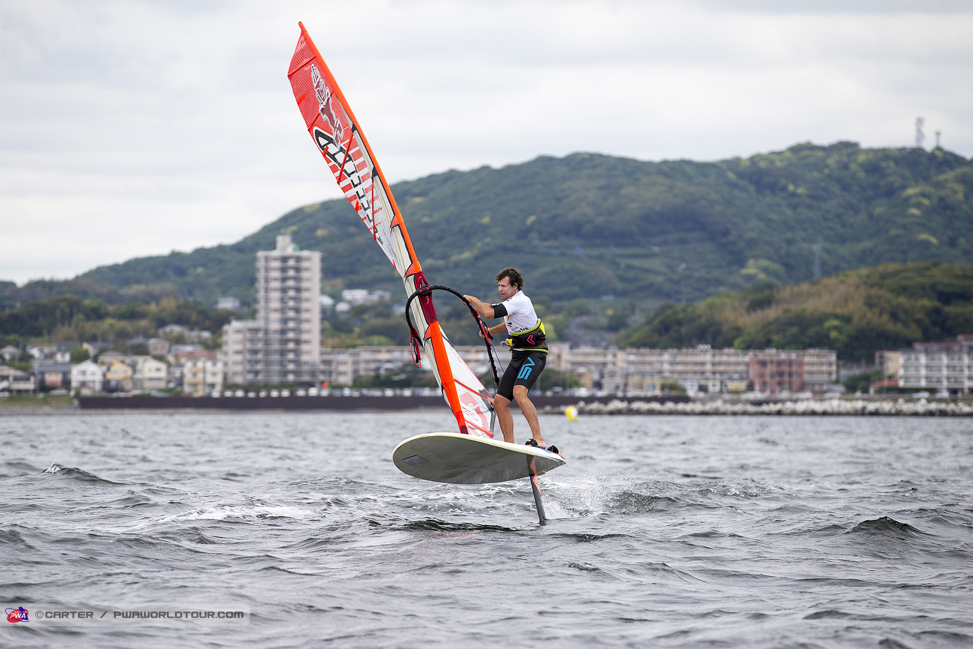 Gonzalo gybes the foil