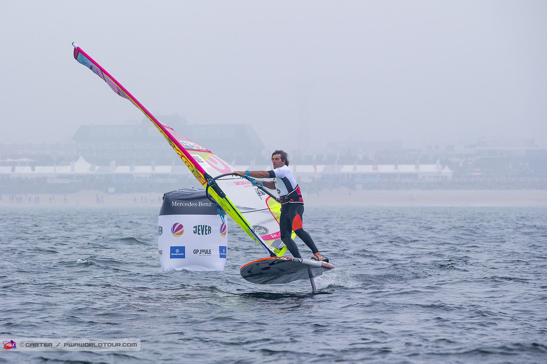 Antoine Albeau gybes