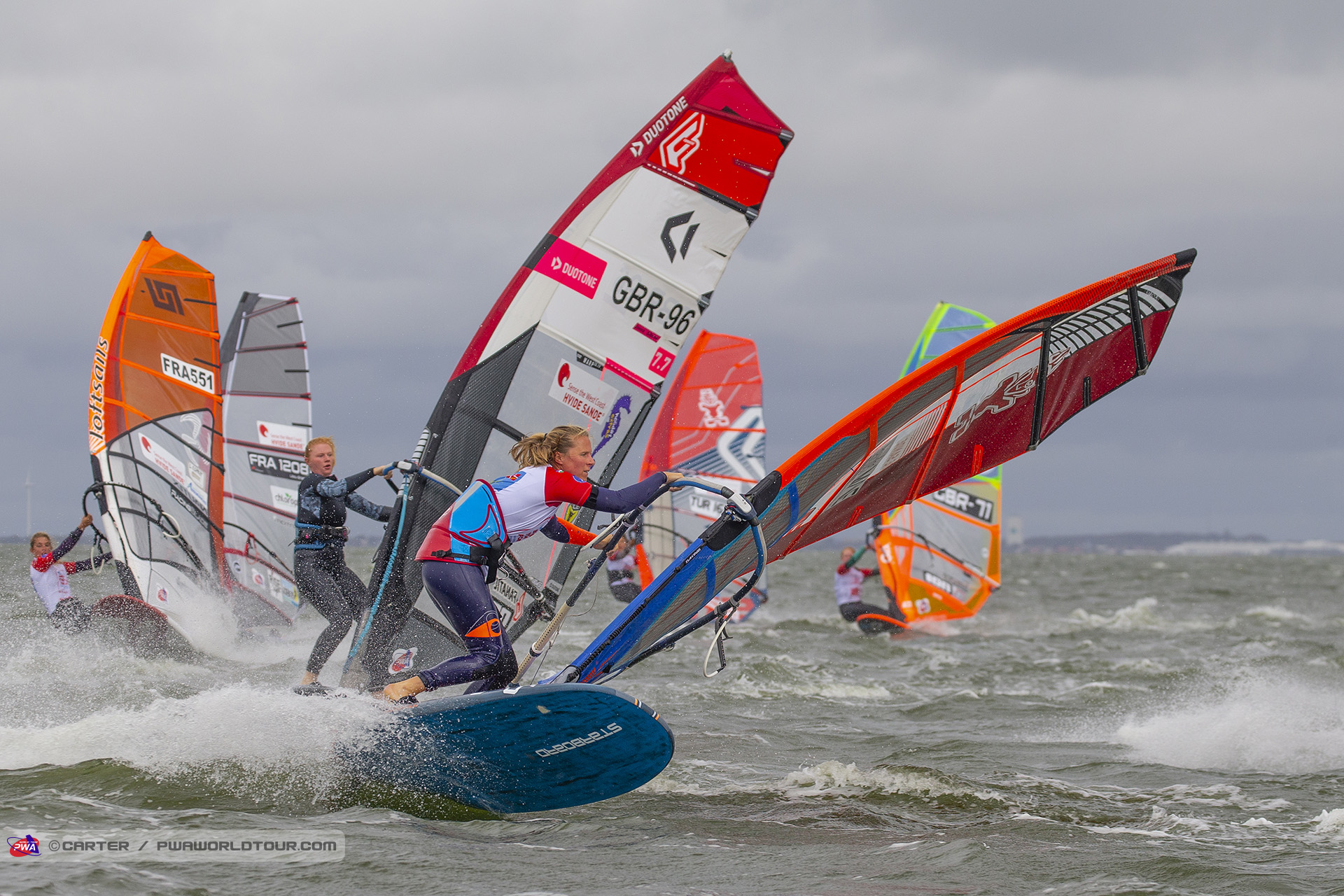 Delphine gybe action