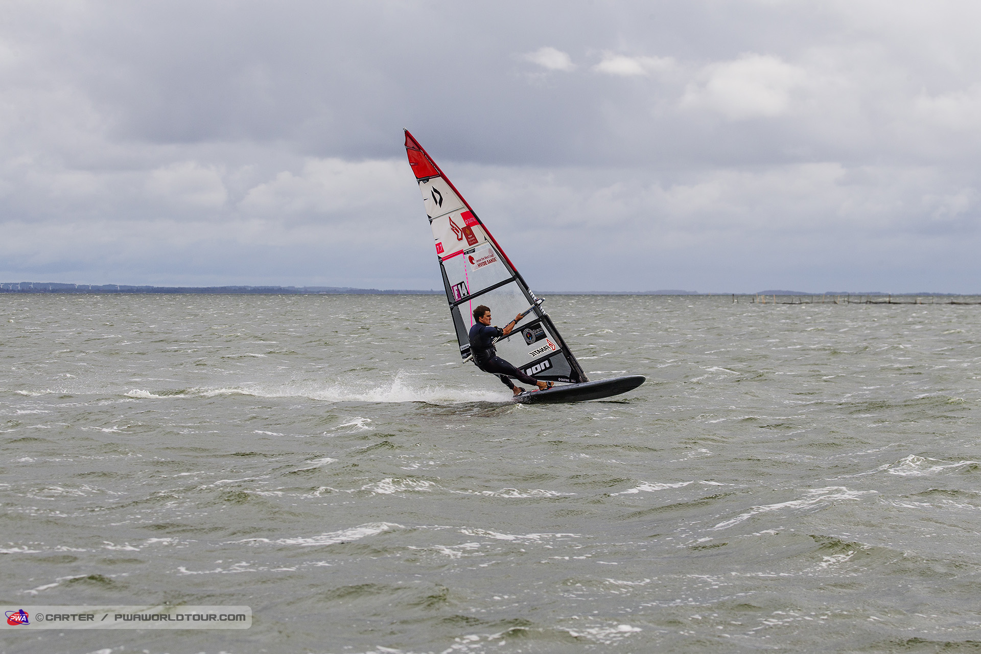 Mortefon speeds to the line