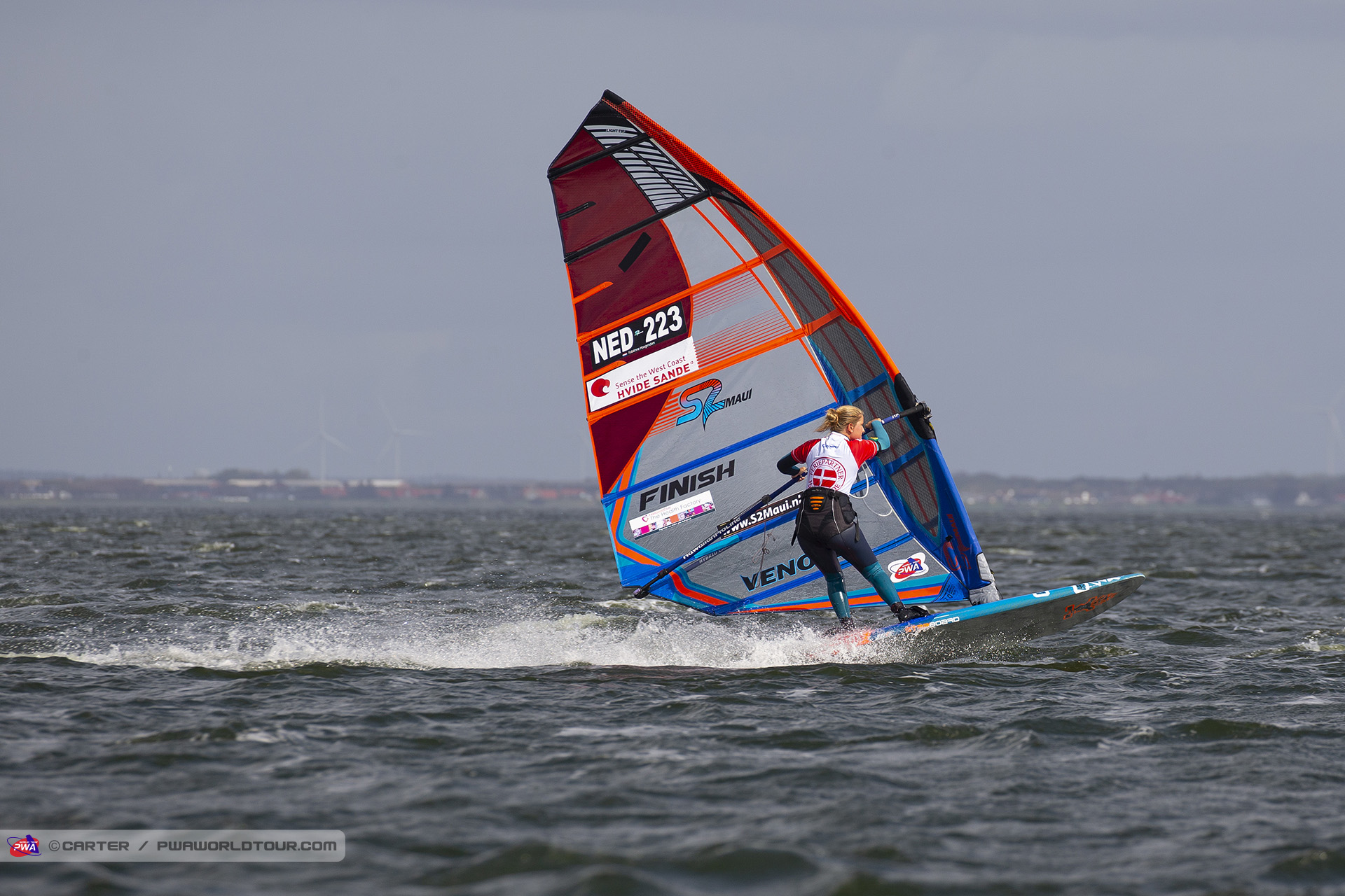 Fabienne gybes