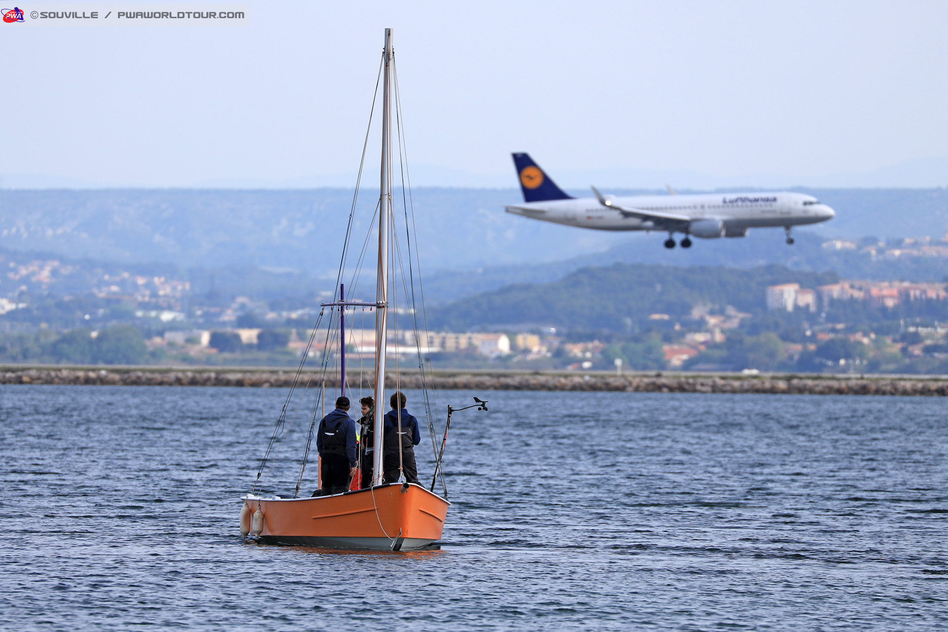 Commity boat plane