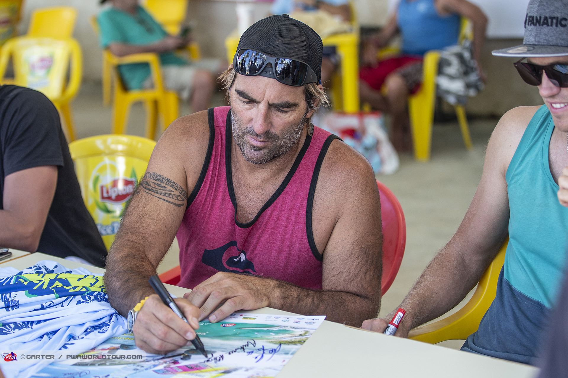Albeau signing autographs