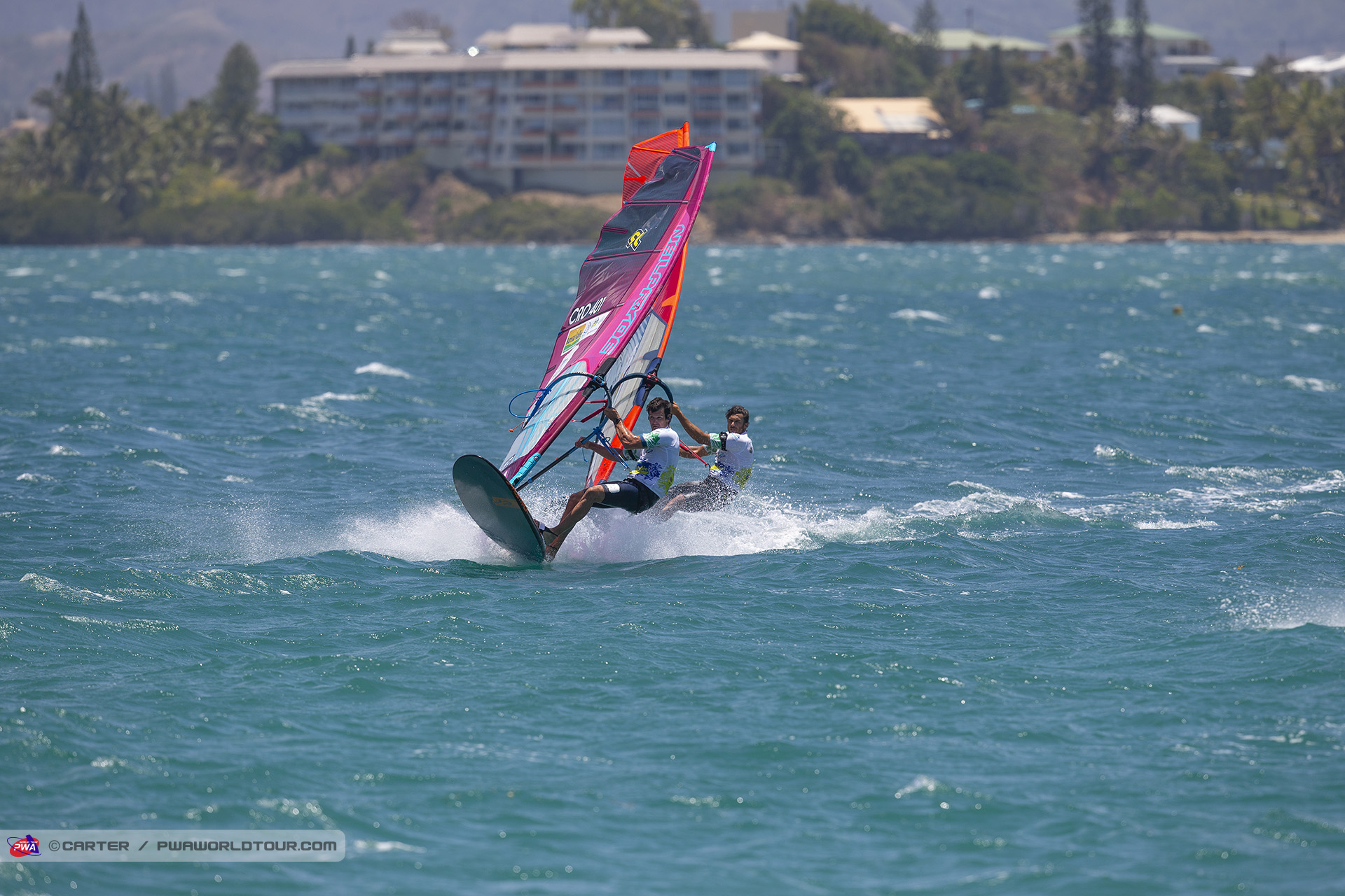 Enrico holds off Mortefon
