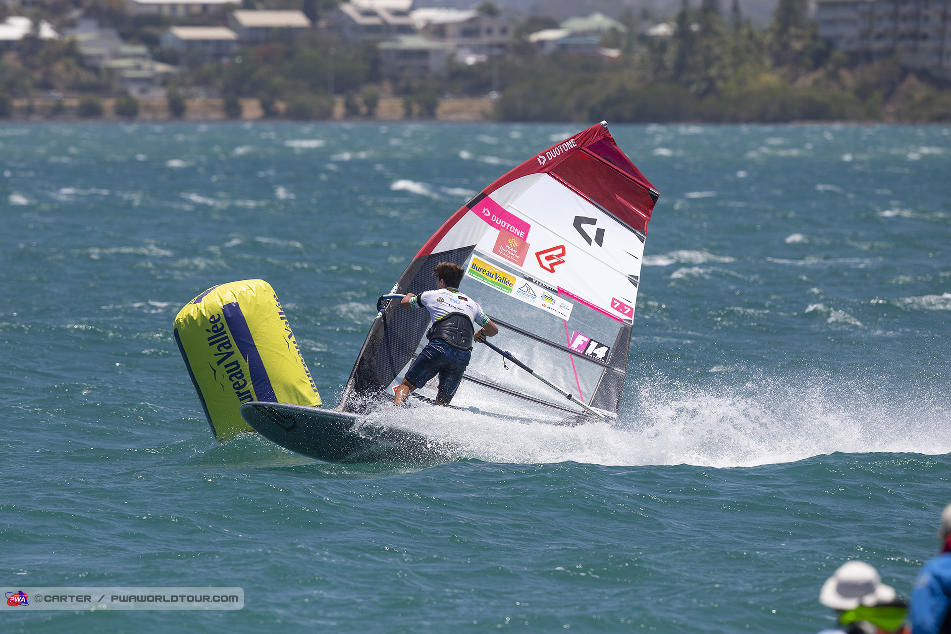 Pierre gybe action