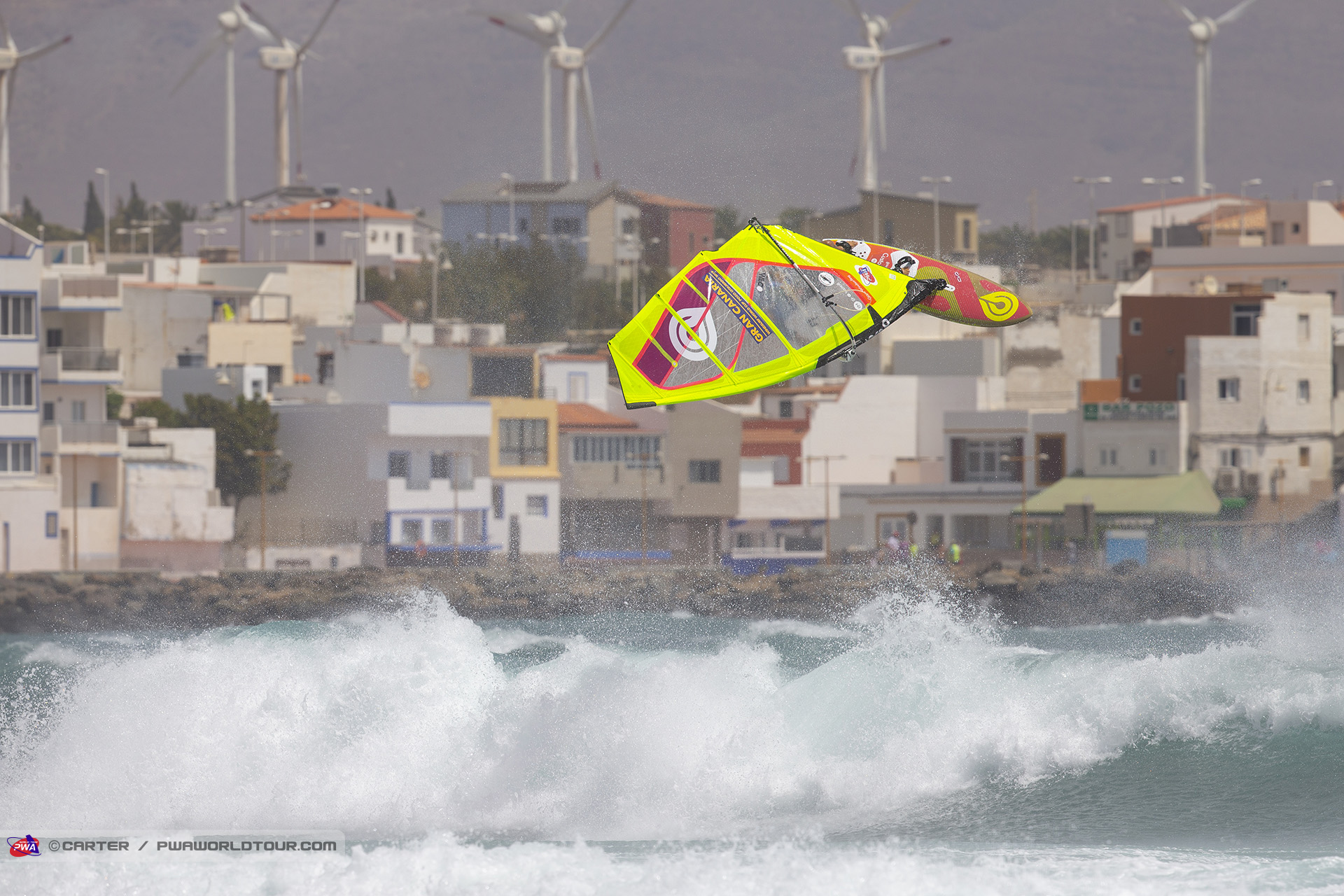 Huge Push loop off the lip from Brawzinho